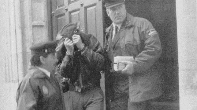 Imagen de la detención de Andrés Mayo, el «violador del chándal» en 1991