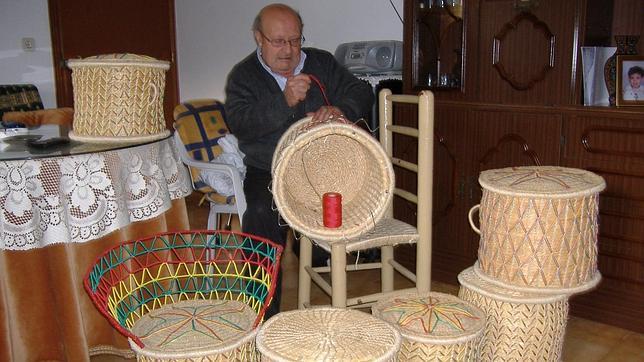 Un artesano trabaja el esparto en Consuegra