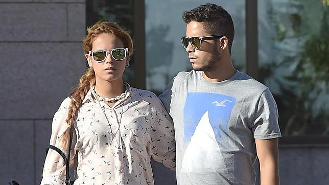 Ortega Cano evita la foto con las esposas