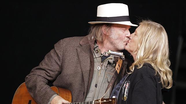 Neil Young se divorcia tras 37 años de matrimonio