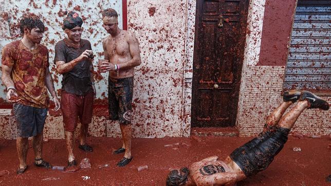 «Batalla campal» en Buñol: se han lanzado 140.000 kilos de tomates en una hora