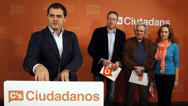El presidente de Ciudadanos, Albert Rivera, junto a miembros del partido