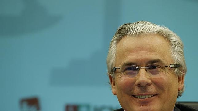 Baltasar Garzón invita a cenar a Angelina Jolie