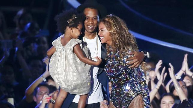 El padre de Beyoncé dice que los escándalos de sus hijas son para vender más entradas