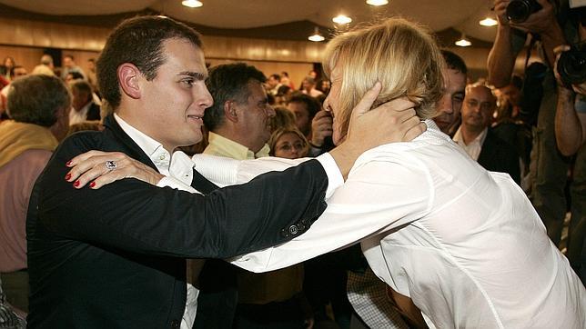 Albert Rivera saluda a Rosa Díez en el acto de presentación de UPyD, en 2007