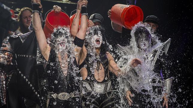 El reto «Ice Bucket Challenge» recauda unos 100 millones de dólares en un mes para combatir la ELA