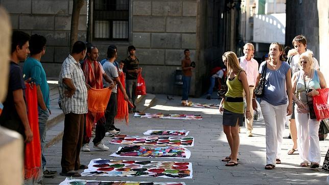 Unos 50 «manteros» se enfrentan a pedradas con la policía en Barcelona