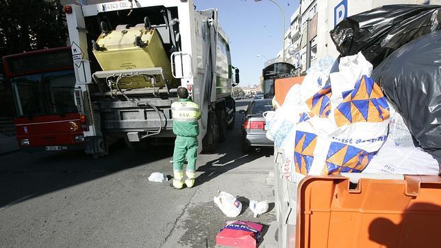 El Ayuntamiento promete que no habrá despidos en el nuevo contrato de basuras