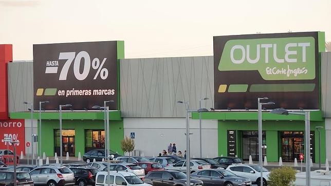 Fachada y aparcamiento del Outlet El Corte Inglés de Río Shopping