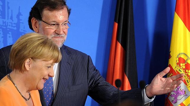 Rajoy espera que la UE acuerde cargos y allanar el camino a Cañete y De Guindos