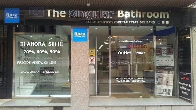 Fachada de la tienda donde se aprecian múltiples ofertas
