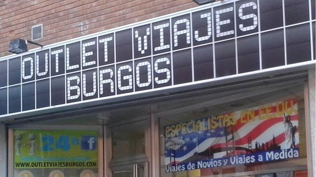 Fachada de la tienda con promociones en los cristales