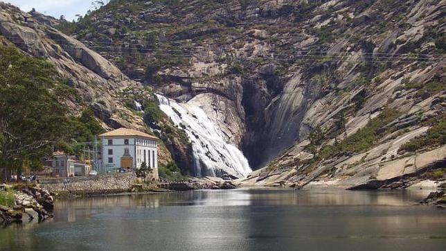 Donde al agua dulce y la salada confluyen a través de una cascada