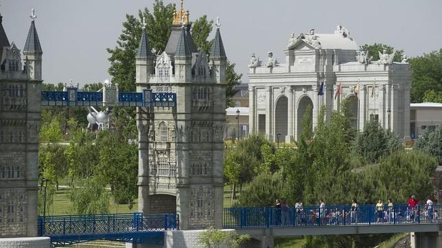 El Puente de Londres y de lejos la Puerta de Alcalá