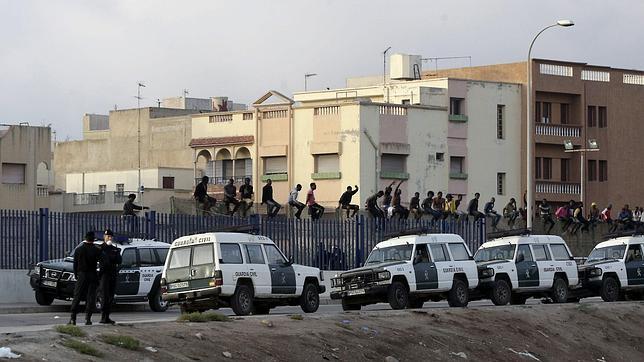 Los inmigrantes subidos a la valla de Melilla se marchan tras 11 horas