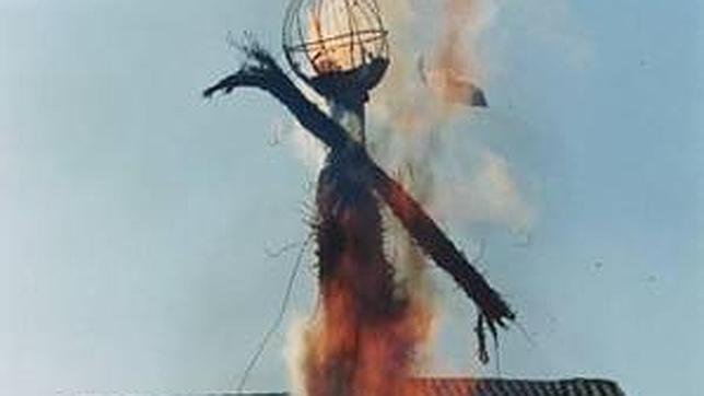 Quema de un muñeco de paja