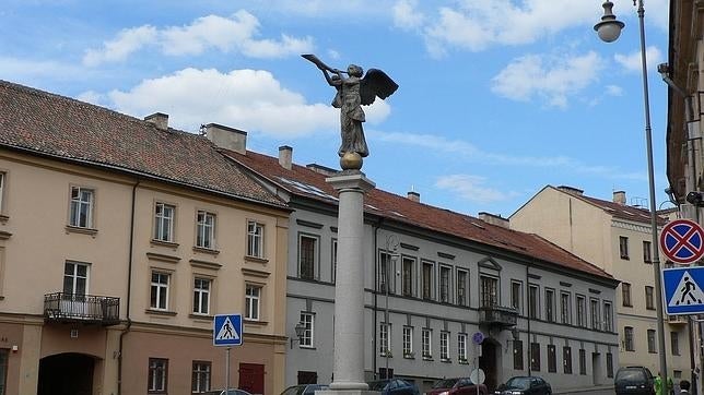 La escultura del ángel, realizada por el artista Romas Vilčiauskas en 2002, es el símbolo de Uzupis