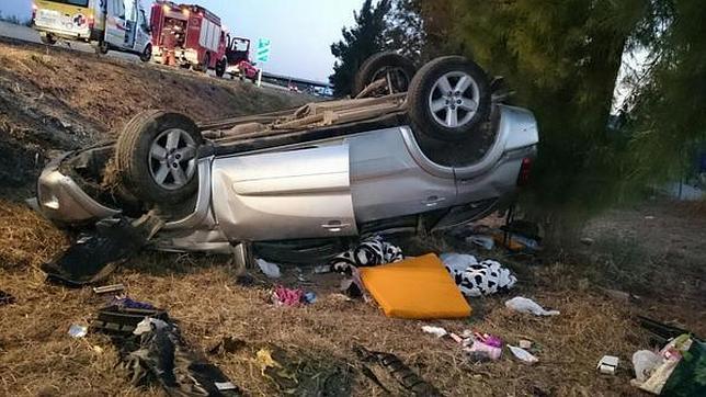 Un padre y sus cuatro hijos resultan heridos al volcar un monovolumen en Alberic