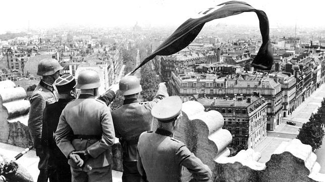 Los nazis ondean la bandera en París