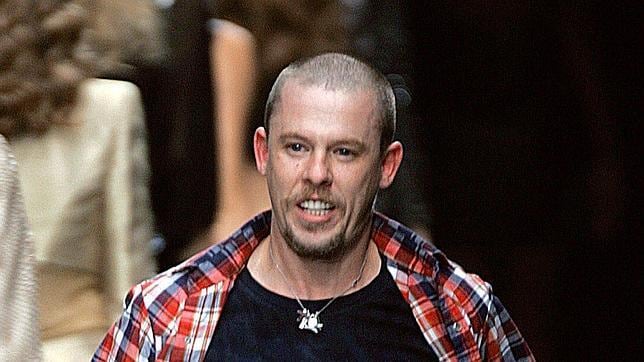 El diseñador Alexander McQueen admitió que tenía VIH antes de suicidarse