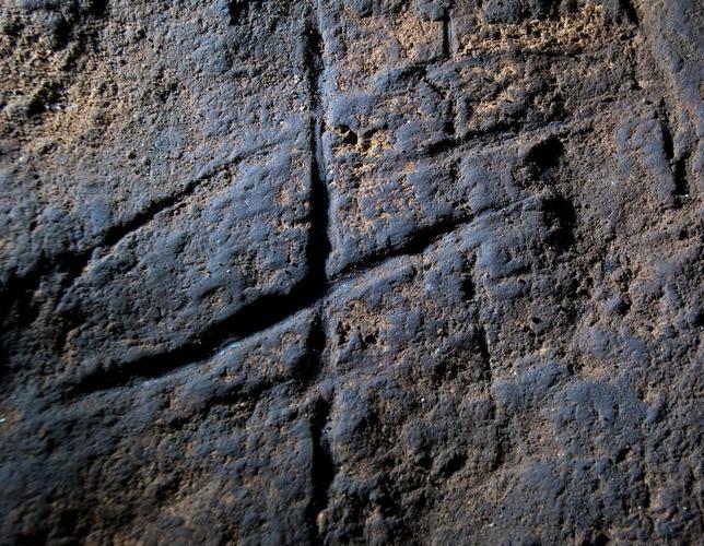 Descubren en Gibraltar un grabado abstracto hecho por neandertales