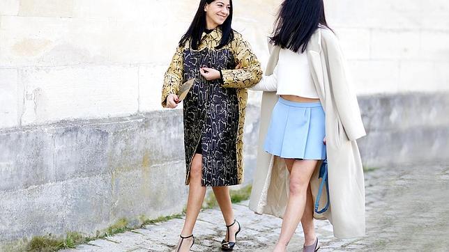 Foto de dos «fashionistas» a su llegada a un desfile del blog WeThePeopleStyle