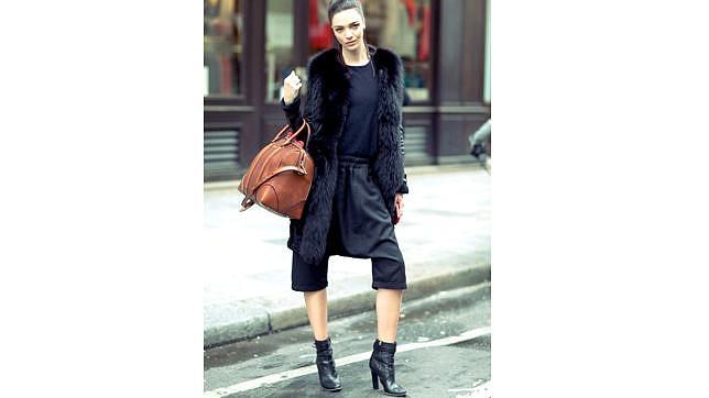 Foto de una fashionista luciendo su bolso del blog TotalBeauty