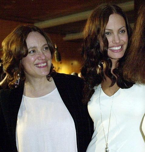 Brad Pitt y Angelina Jolie homenajearon en su boda a la fallecida madre de la actriz