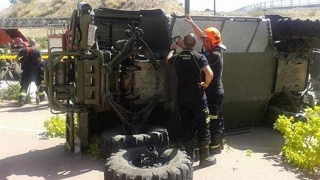 Vuelca un carro blindado militar de 8.000 kilos en plena calle tras un espectacular accidente