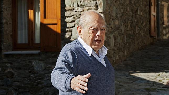 El expresidente de la Generalitat, Jordi Pujol paseando por Queralbs (Girona)
