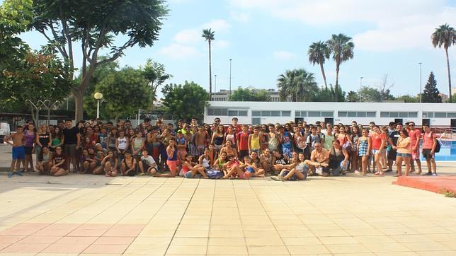 Un instituto de Burjassot manda a los niños a la piscina en lugar de a clase por el calor