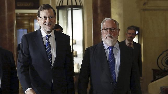 Juncker entrevista este jueves a Cañete antes de decidir qué cartera ocupa en la CE