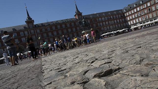 Hace 25 años que no se reforma el deteriodado empedrado de la Plaza Mayor