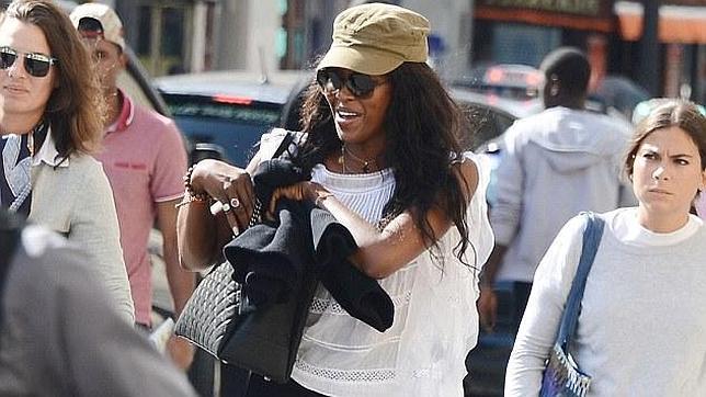 Naomi Campbell se pasea de incógnito por las calles de París