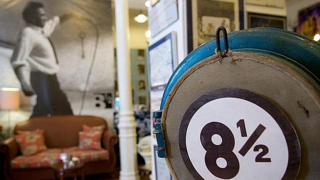 Pósters de cine y sofás también se hallan en el interior de la librería