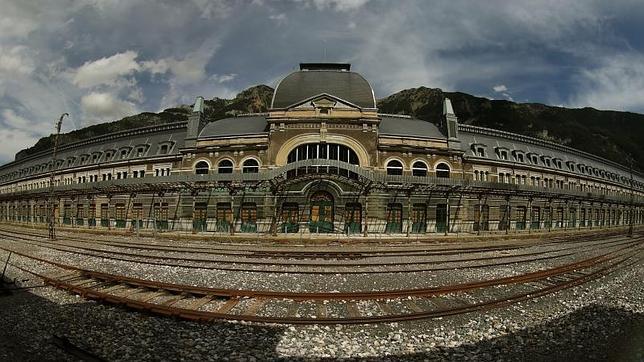 Estación de Canfranc: un edificio imponente rodeado de naturaleza