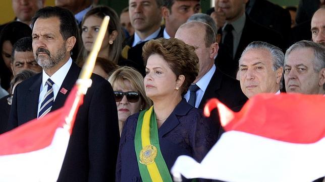 Rousseff da un giro a su campaña acosada por el caso de corrupción de Petrobras