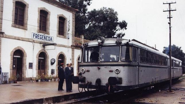El ferrobús español antes de partir hacia Portugal desde La Fregeneda