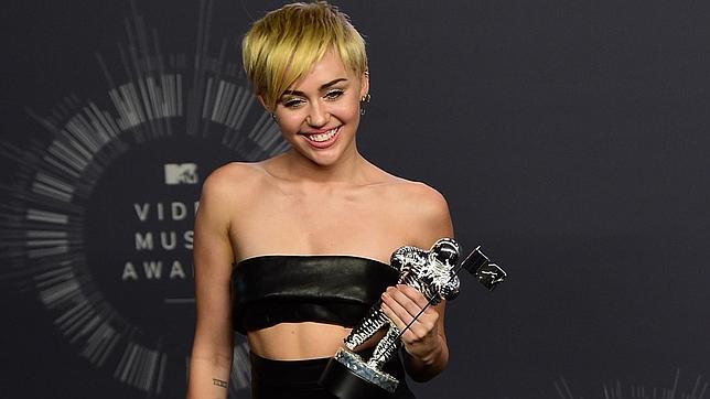 La faceta artística de Miley Cyrus: esculturas hechas con vibradores y osos de peluche