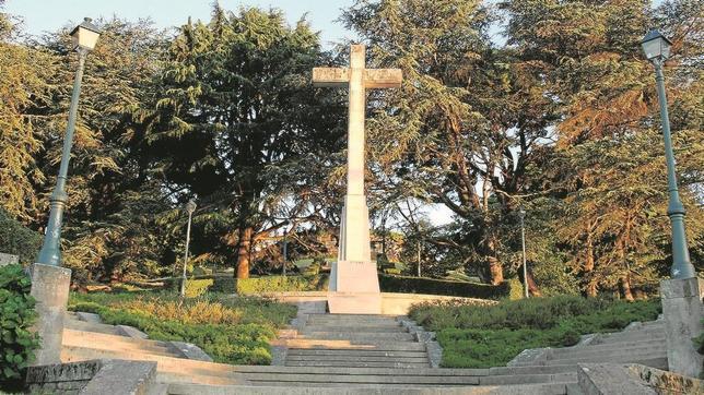 Vigo rechaza derribar la cruz a los caídos