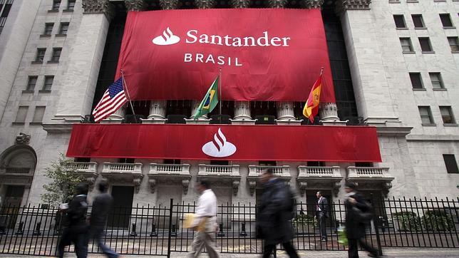 El logo de Santander Brsail, sobre la fachada de la Bolsa de Nueva York