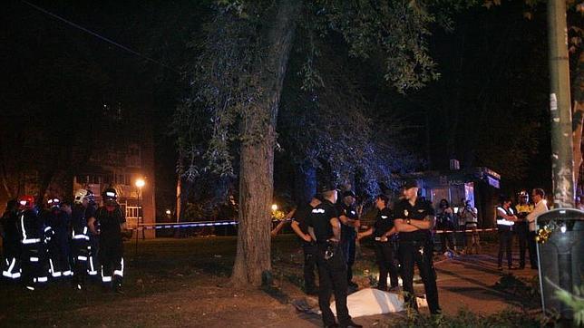 La Policía custodiando el cadáver del anciano fallecido por la caída de una rama en Santa Eugenia