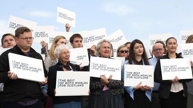 Cameron, Clegg y Miliband pactan un viaje de emergencia a Escocia