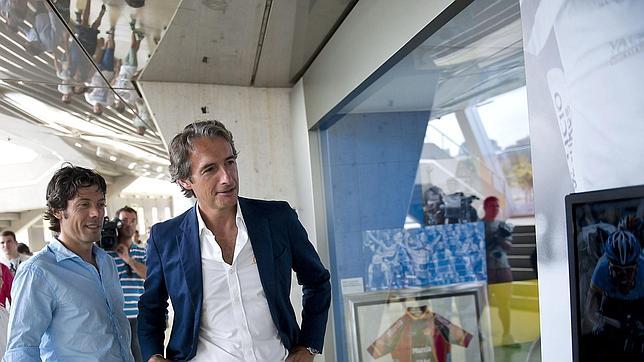 Íñigo de la Serna y el exciclista Oscar Freire en un acto