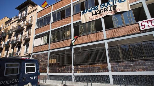 La Delegación media para acelerar el desalojo del centro okupa neonazi de Tetuán