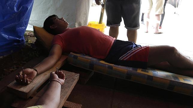 Conductores de autobús se clavan en cruces como protesta laboral en Paraguay