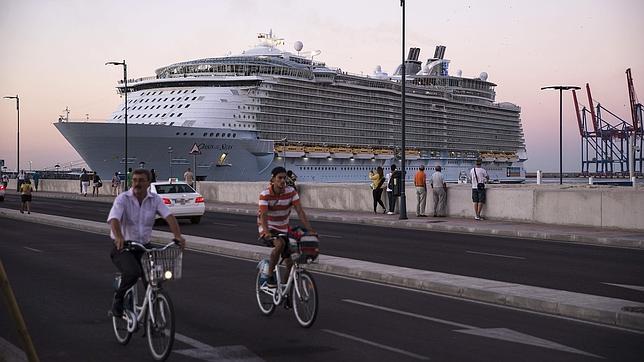El crucero más grande del mundo, el Oasis of the Seas, llega a Málaga