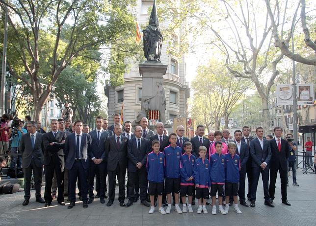Ofrenda floral a un Casanova envuelto en una «estelada»