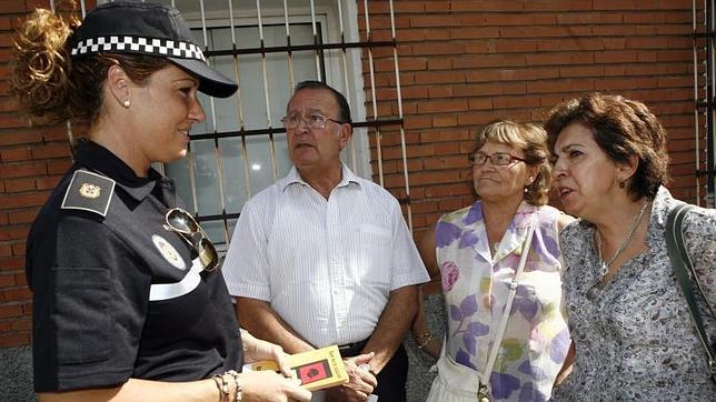 Policía hablando con ciudadanas