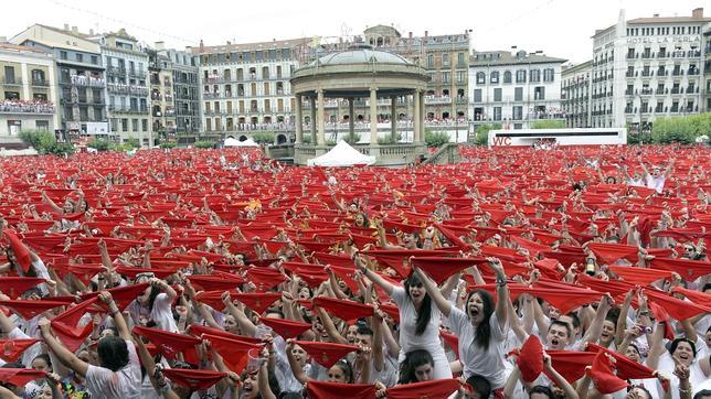Imagen de las fiestas de Sanfermín con el pañuelo en alto